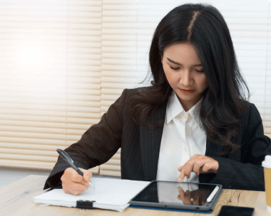 A translator stamps and signs a legal affidavit translation at Chinese Translation in Illinois, following certification.